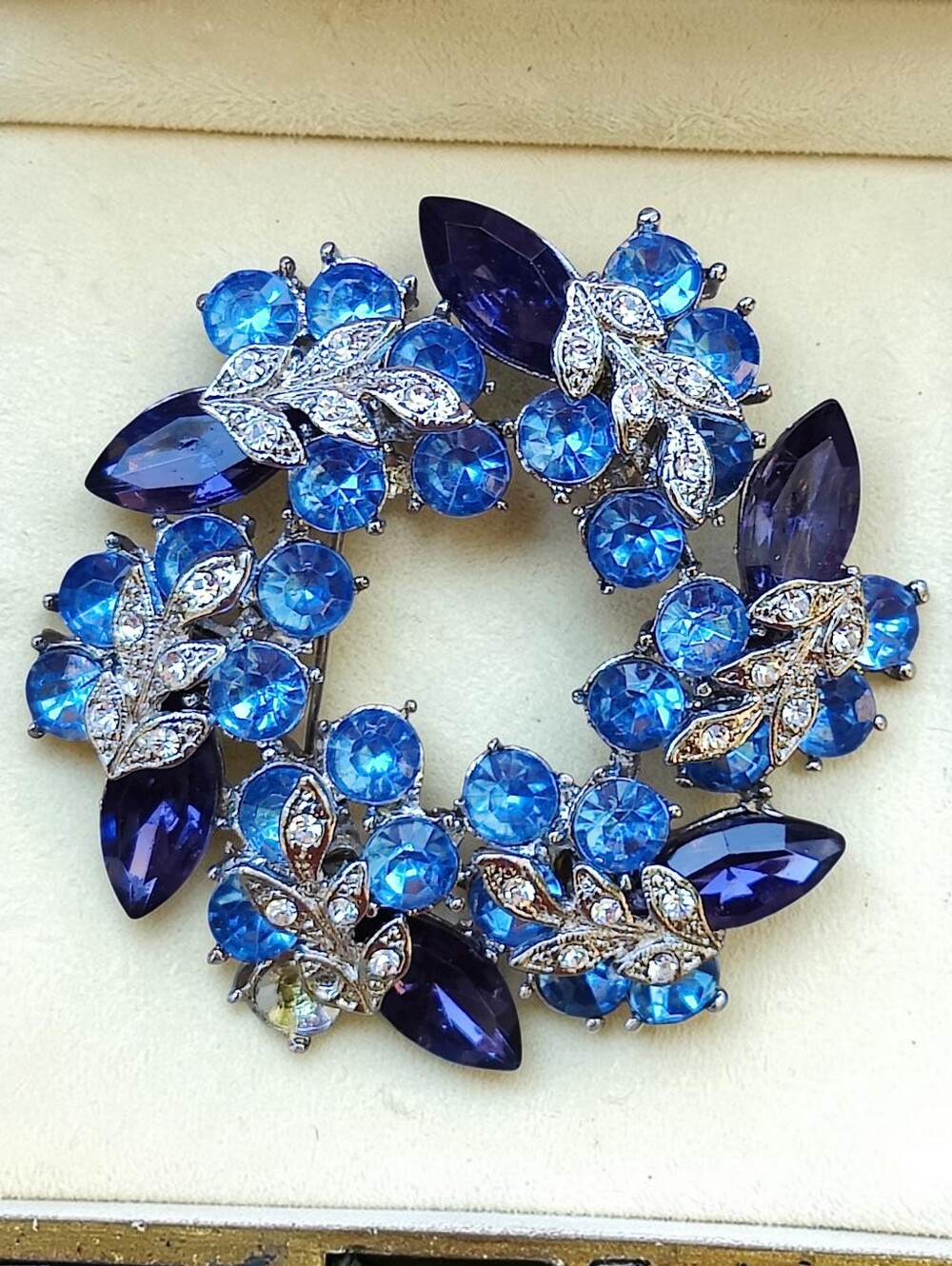 Stunning Vintage Blue Rhinestone Wreath Brooch